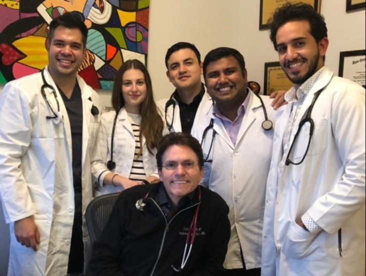 AMO-ecuadorian-medical-graduate-Carlos